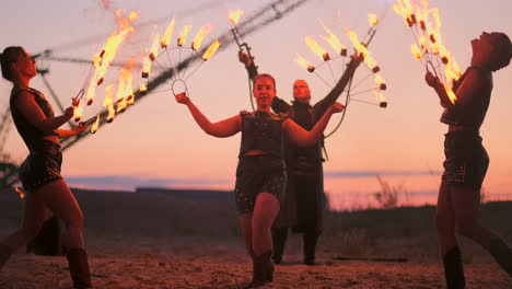 Eine-Gruppe-Professioneller-Zirkusartisten-Mit-Feuershows,-Tanzshows-In-Zeitlupe-Mit-Flammenwerfern-Und-Rotierenden-Fackeln,-Die-Objekte-Verbrennen